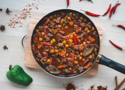 طرز تهیه خورشت بامیه مجلسی؛ رازهای لزج نشدن بامیه و لعاب تمرهندی طرز تهیه خورشت بامیه مجلسی؛ رازهای لزج نشدن بامیه و لعاب تمرهندی